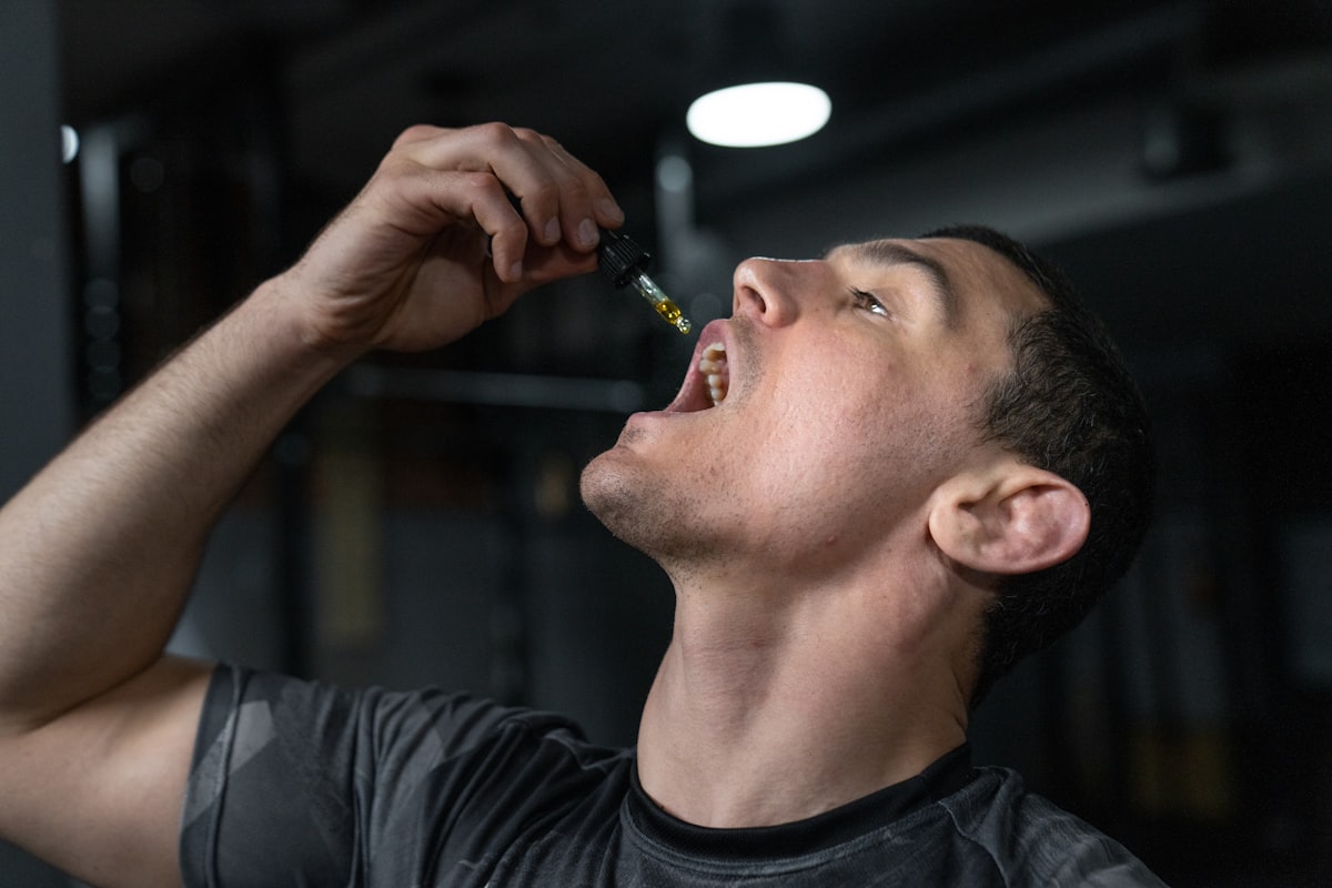 Nutritionist explaining meal timing principles